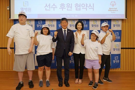 17일 엘병원에서 스페셜올림픽코리아 기업 취업식을 마치고 정우진, 박건하, 이용훈 스페셜올림픽코리아 회장, 조유나 엘병원 병원장, 박예빈, 이준상(왼쪽부터)이 기념 촬영을 하고 있다. (스페셜올림픽코리아 제공)