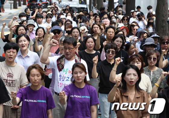 전국장애인부모연대 회원들이 7일 오전 서울 종로구 정부서울청사 앞에서 가진 작가 주호민씨 사건 관련 자폐 혐오 방치 교육부 규탄 기자회견에서 교육 시스템 개혁을 촉구하고 있다. 전국장애인부모연대는 교육부가 학교에서 발생한 문제를 교사-학부모 간의 갈등으로 책임을 전가하고 있다며 교육 현장에 지원 시스템을 갖춰 문제를 해결할 것을 촉구했다. 2023.8.7/뉴스1 © News1 신웅수 기자